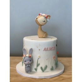 Weiße Torte mit Rehkitz und Hase aus Zucker