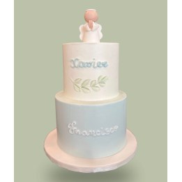 Weiß-blaue Torte mit einem Engel obenauf