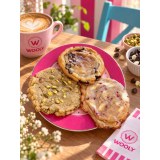 Trei cookies semicoapte și o cafea Wooly