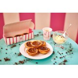 Pastéis de nata подаються з кавою та морозивом, коробка Wooly рожево-біла