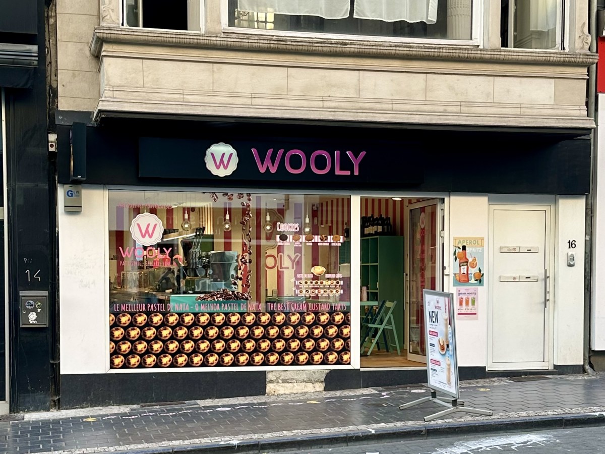 Gevel van de Wooly-winkel in de Tongresstraat 16 in Etterbeek
