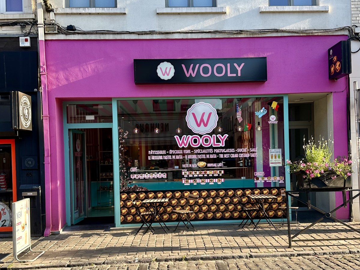 Roze gevel van de Wooly-winkel in de Xavier De Buestraat in Ukkel