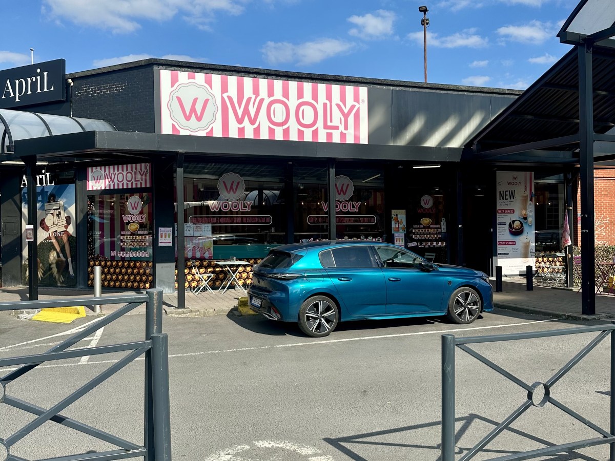 Gevel van de Wooly-winkel aan de Brusselsesteenweg in Waterloo