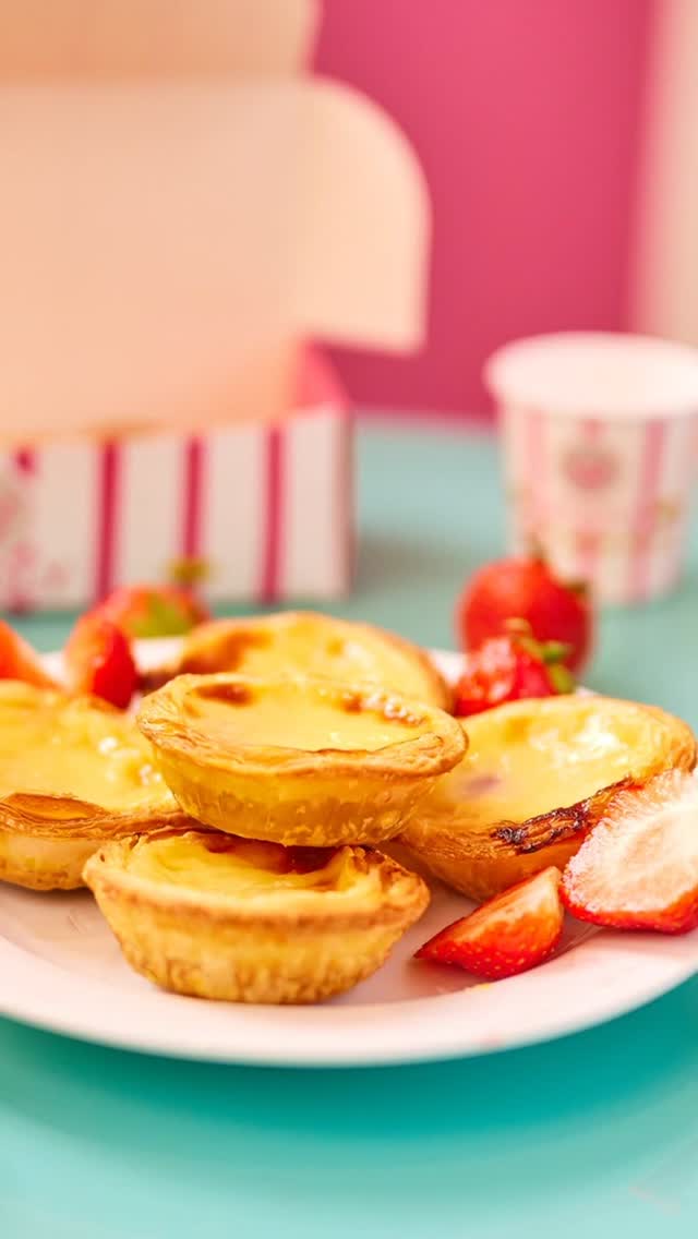 Un pastel de nata chaud, une boule de vanille froide dessus. Ça s'appelle le duo gourmand. Envoie à qui de ...
