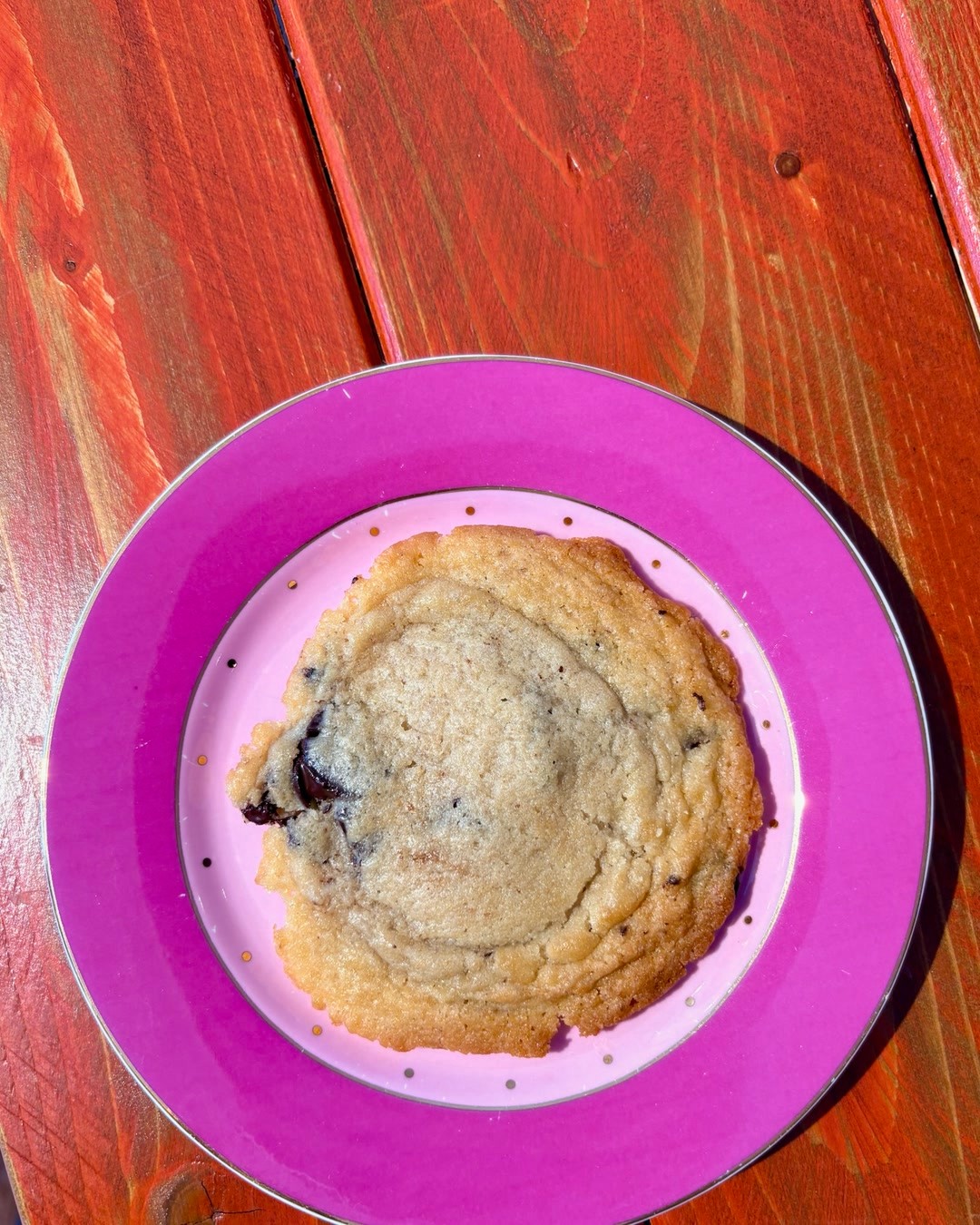 Un cookie, une assiette rose, rien autour. Il se mange tiède si vous arrivez au bon moment. . #cookies #wat...