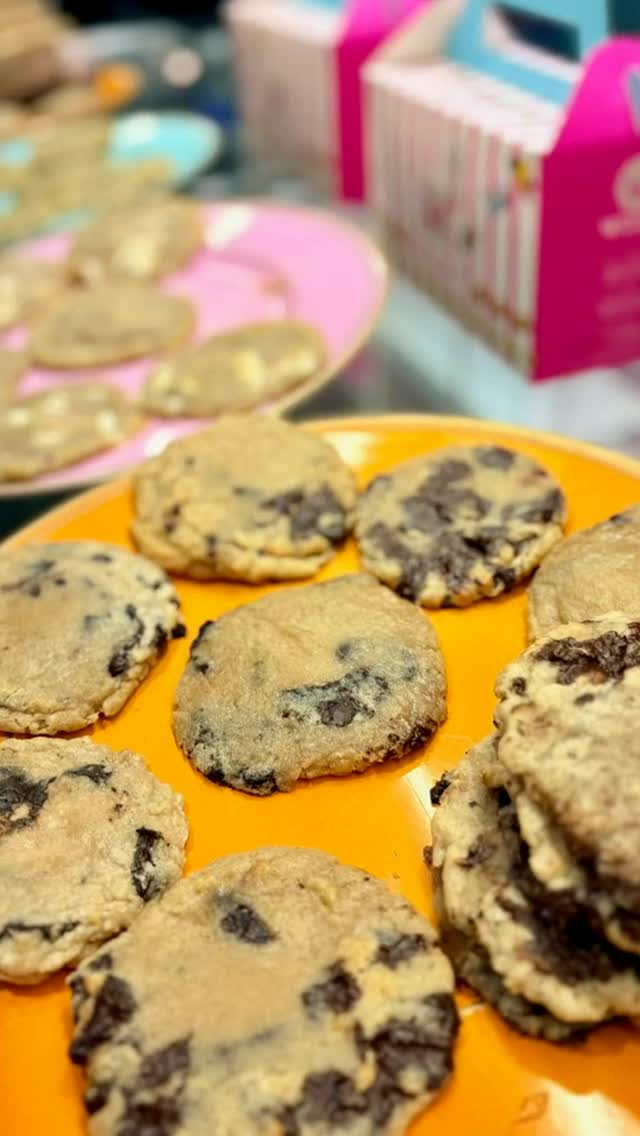 Cinq parfums de cookie mi-cuit. Le dernier est une crème de pastel de nata, oui vraiment. Enregistre la lis...