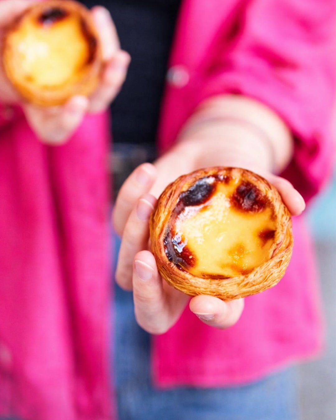 On le tient à deux doigts, jamais à pleine main. La pâte est trop fine pour ça. . #pasteldenata #etterbeek ...