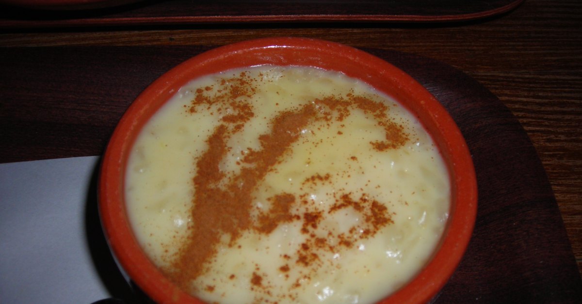 Portugese arroz doce in een aardewerken schaal, versierd met kaneel