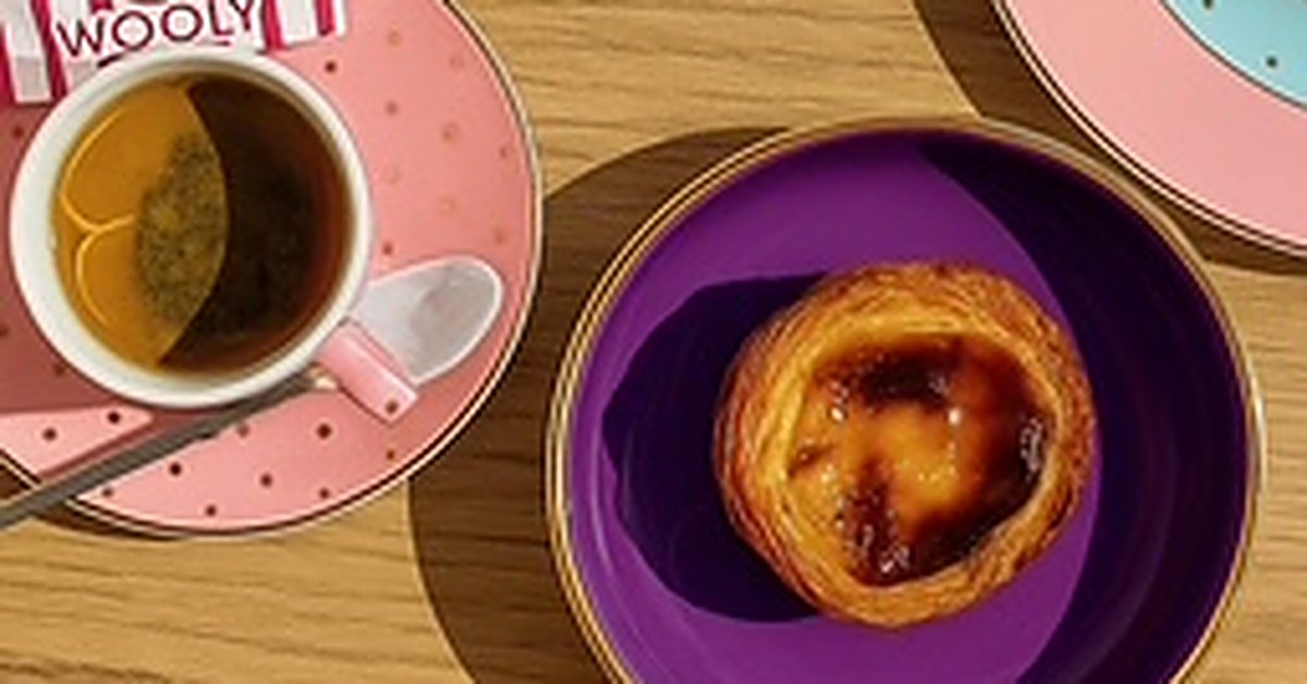 Een bica, de Portugese ristretto, naast een pastel de nata bij Wooly