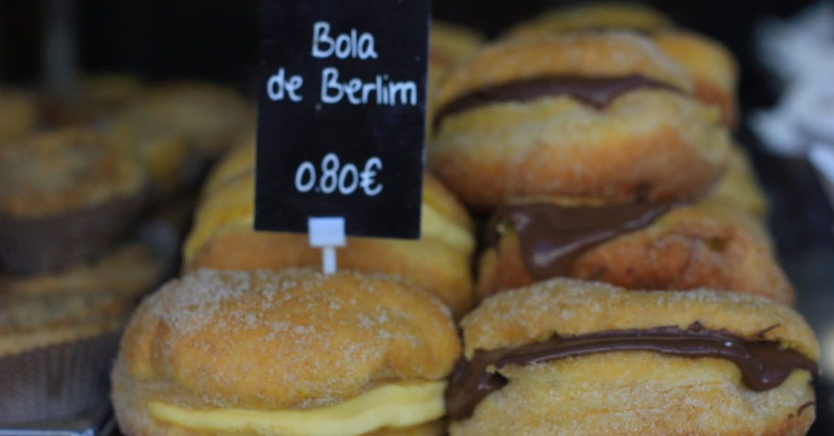 Bolas de Berlim gevuld met banketbakkersroom in een Portugese vitrine