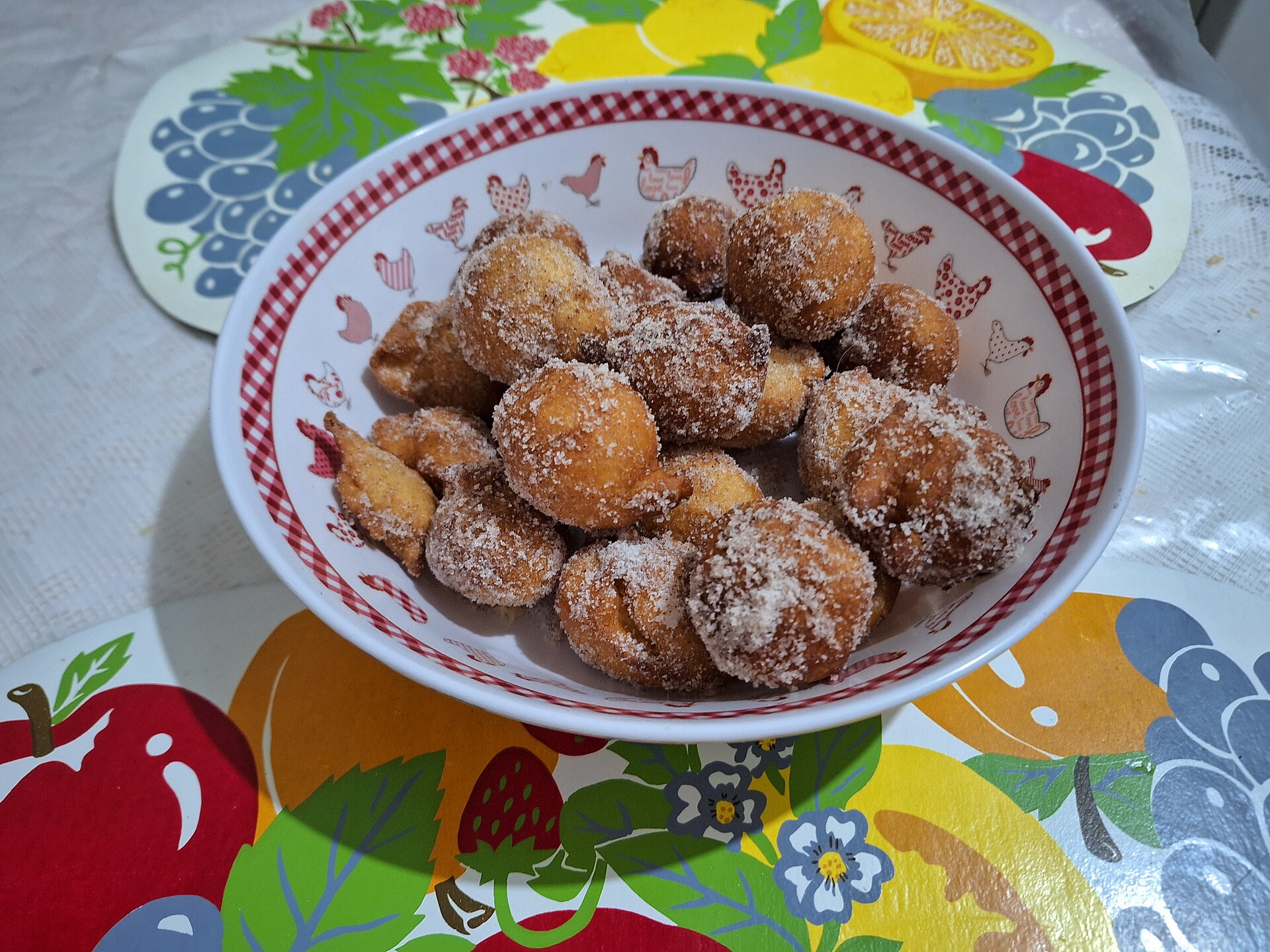 Bolinhos de chuva : le beignet qu'on fait quand il pleut Bolinhos de chuva dorés, roulés dans le sucre et la cannelle