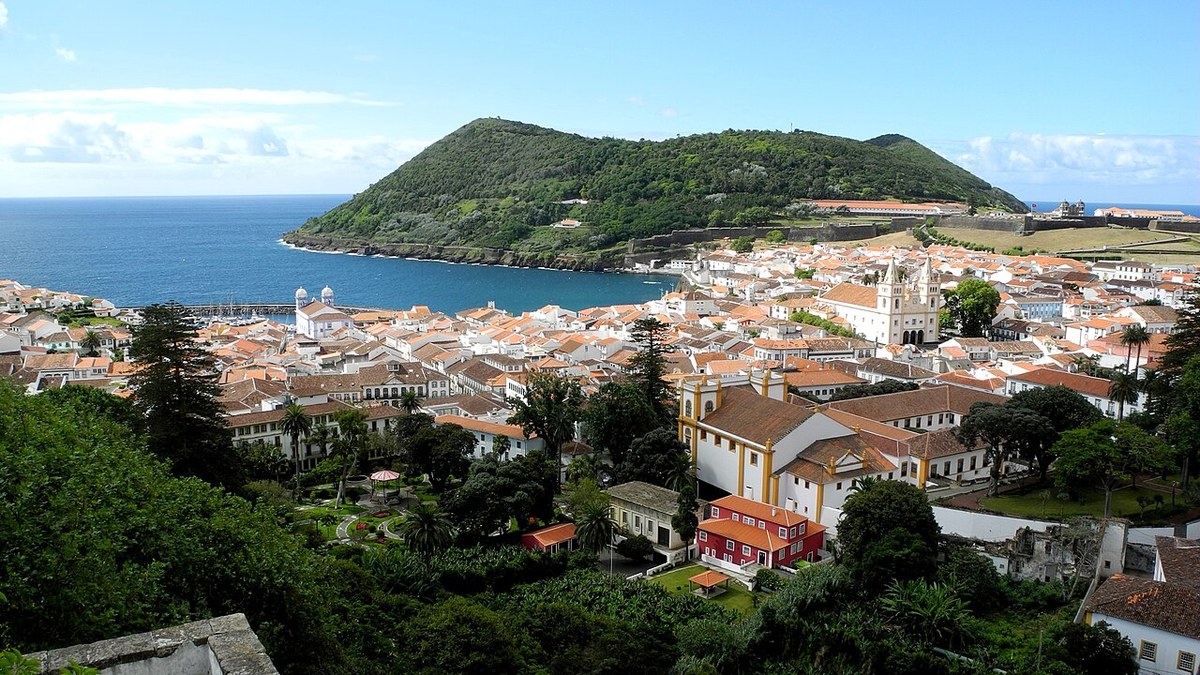 Vue sur la baie d'Angra do Heroísmo et le Monte Brasil, sur l'île de Terceira, aux Açores