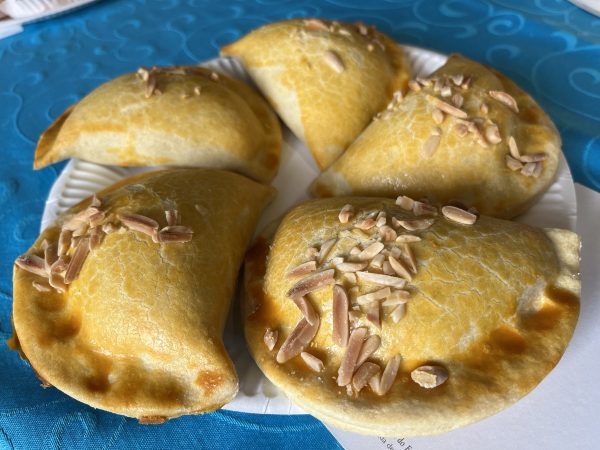 Cinq barrigas de freira servies en coupes, saupoudrées de cannelle, doce portugais