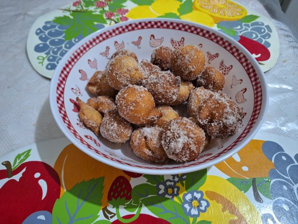 Bolinhos de chuva dorés, roulés dans le sucre et la cannelle