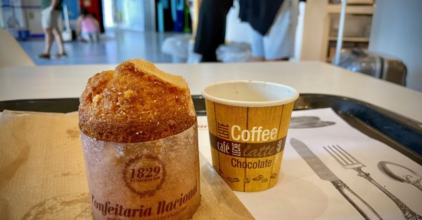 Bolo de arroz dans sa collerette de papier, servi avec un café à Lisbonne