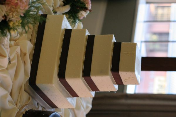 Gâteau de mariage à plusieurs étages présenté lors d'une réception