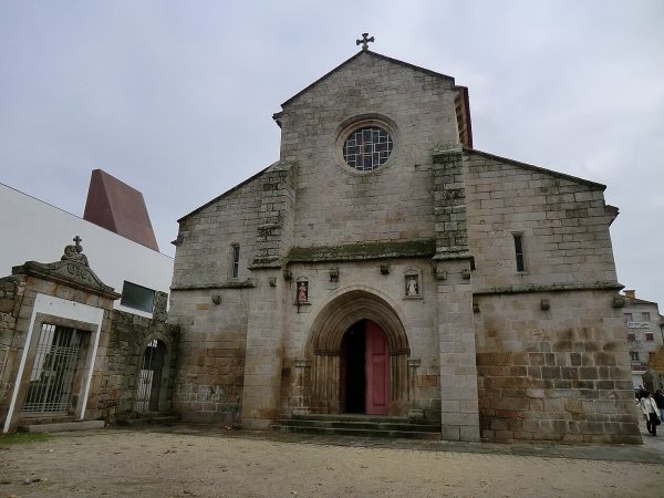 Façade en granit de l'église de São Domingos, cathédrale de Vila Real, au Portugal