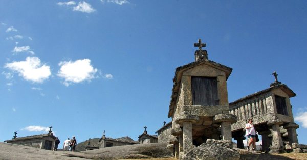 Espigueiros de granit du Soajo, greniers à maïs sur pilotis dans le nord du Portugal