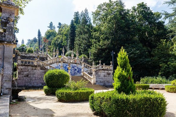 L'escadório baroque du sanctuaire de Nossa Senhora dos Remédios à Lamego, orné d'azulejos bleus