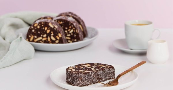 Plakjes Portugese salame de chocolate met zichtbare koekjesstukken