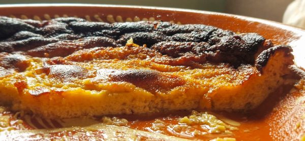 Tigelada portugaise servie dans son plat en terre cuite, dessert traditionnel de la Beira Baixa