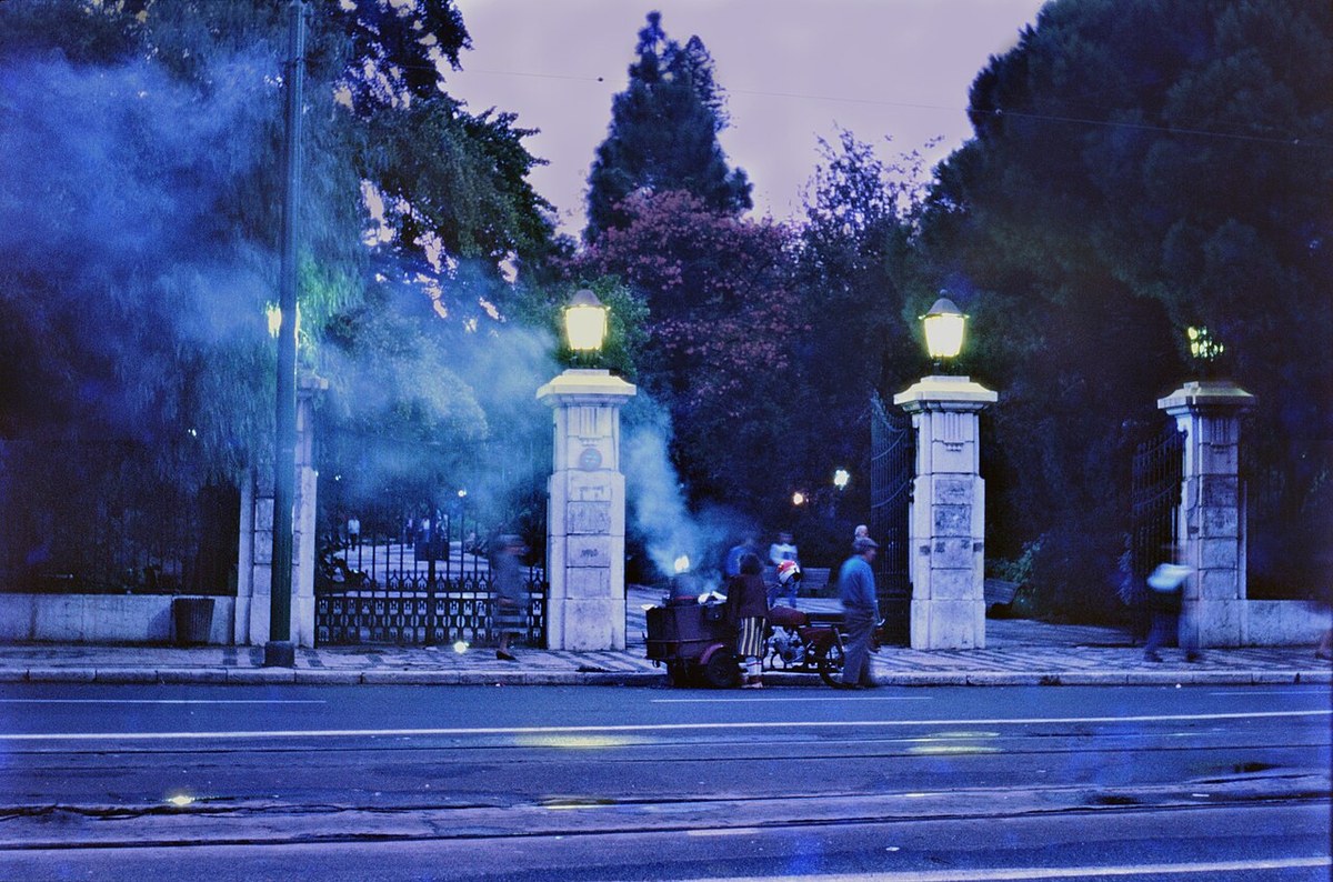 Maronenverkäufer mit seinem Rauch am Eingang des Jardim da Estrela, Lissabon