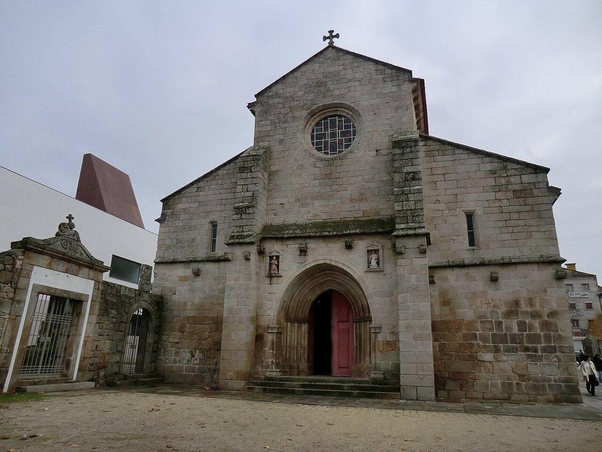 Granitfassade der Kirche São Domingos, Kathedrale von Vila Real, Portugal