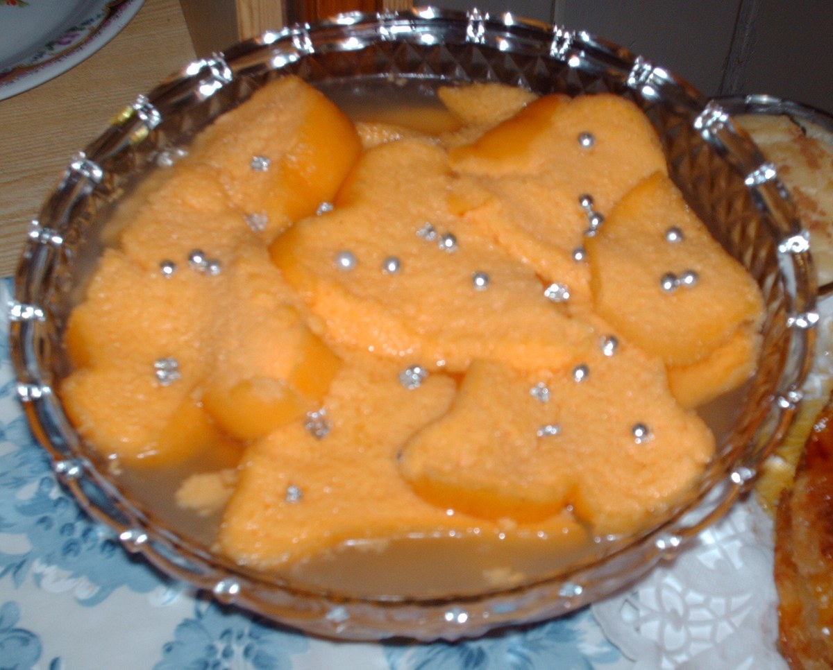 Fatias de Tomar dans une coupe en verre, tranches de jaune d'œuf baignant dans leur sirop de sucre