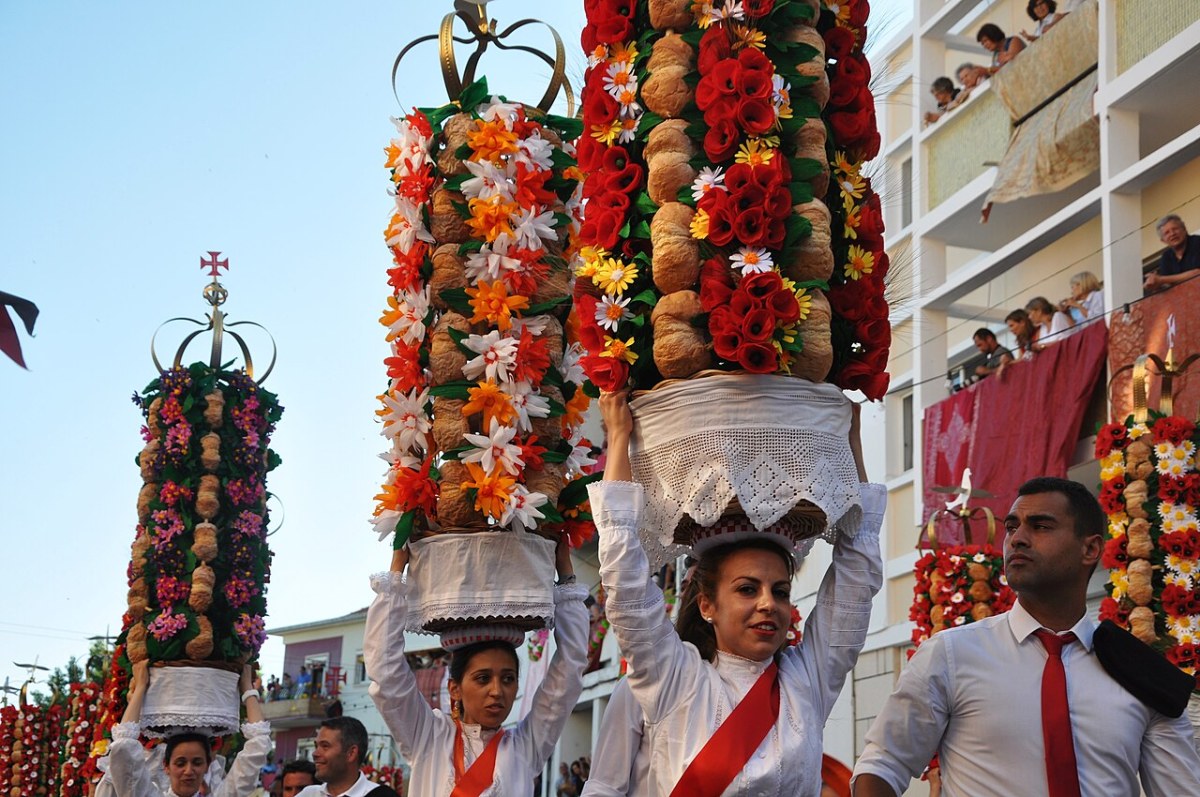 Cortège de jeunes filles portant des tabuleiros décorés de pains et de fleurs de papier à Tomar