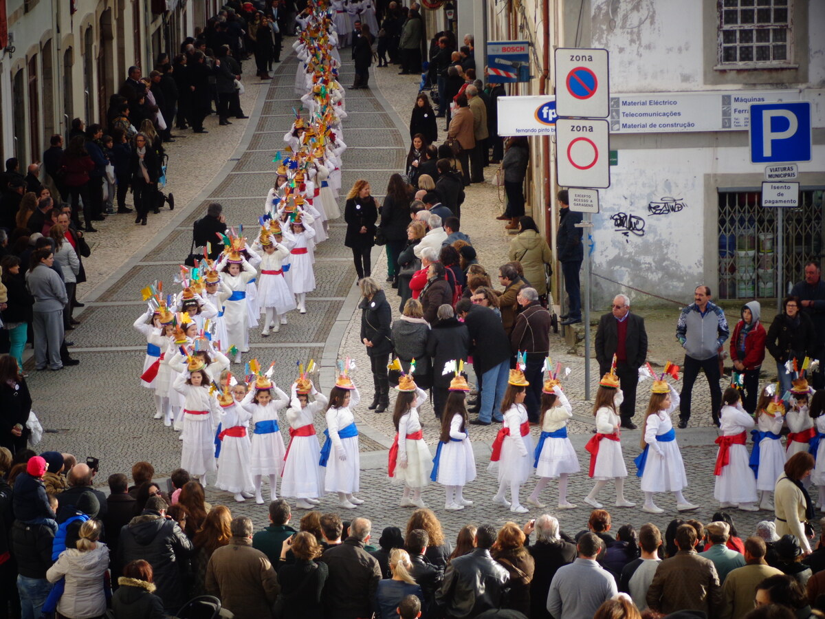 Jeunes filles en robe blanche portant une fogaça sur la tête lors de la fête de Santa Maria da Feira