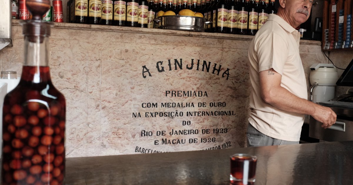 Fles ginjinha met kersen op de toog van A Ginjinha in Lissabon