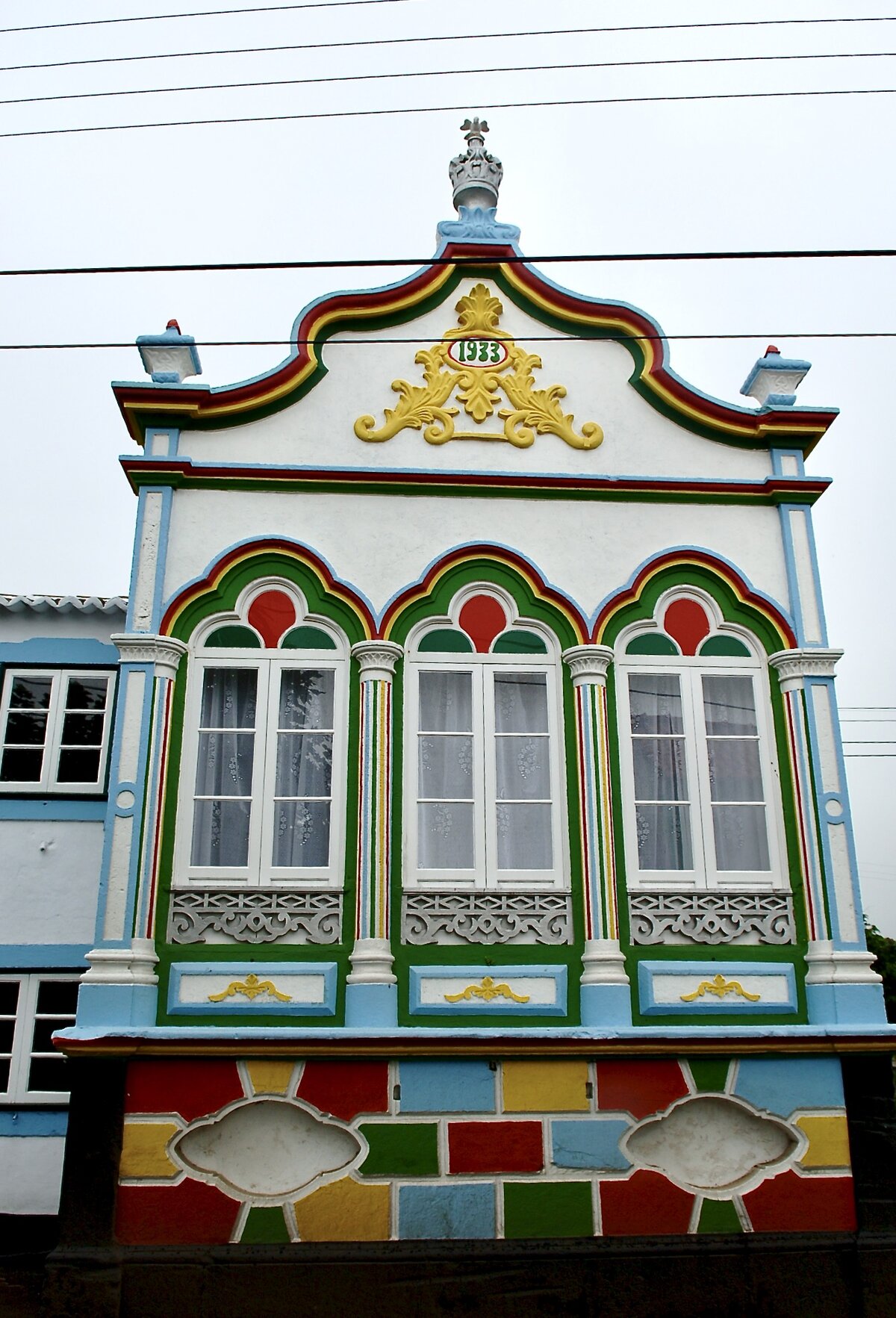 Impérios des Açores : la maison où les doces se mettent aux enchères Façade peinte d'un império du Saint-Esprit à Terceira, aux Açores, avec la date 1933