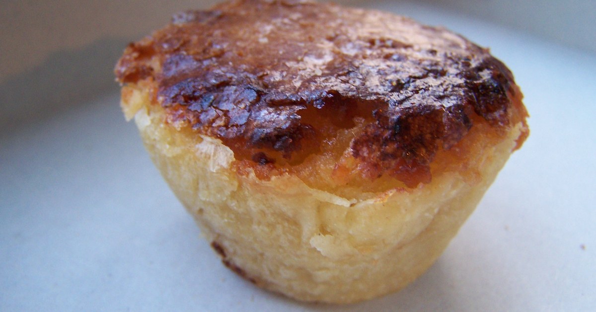 Pastel de feijão uit Torres Vedras, met gebarsten goudbruine korst boven een vulling van amandel en witte boon