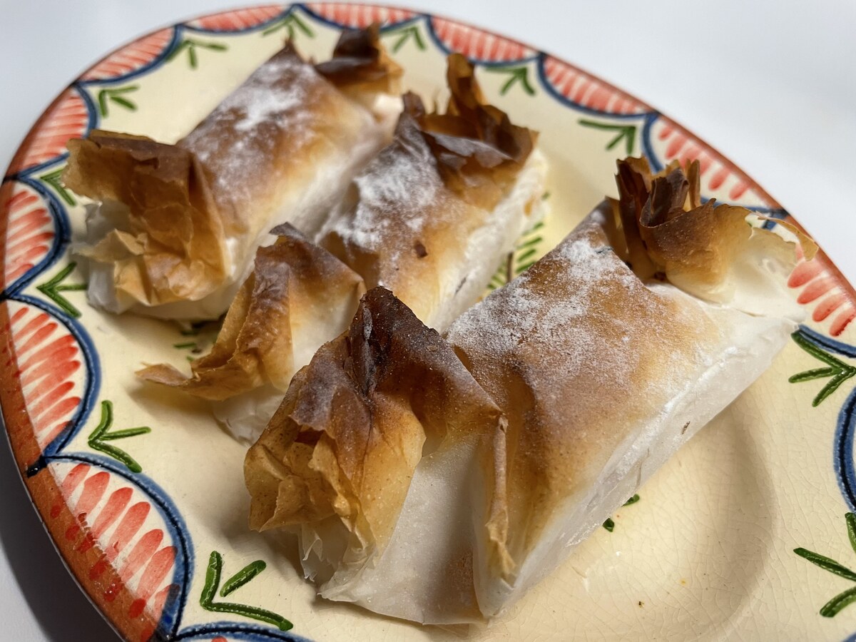 Mini pastéis de Vouzela met poedersuiker, traditioneel gebak uit de Beira Alta