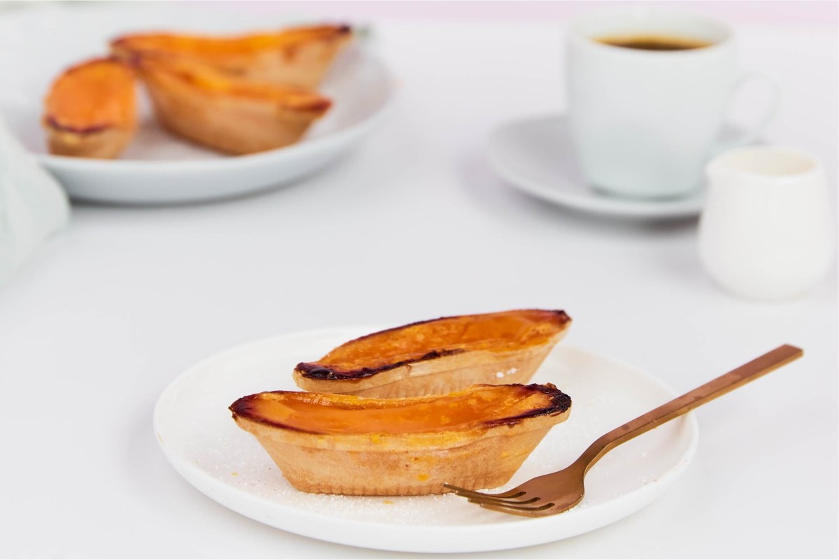 Barquinhos de Aveiro dorés, petits gâteaux portugais de jaune d'œuf et de sucre