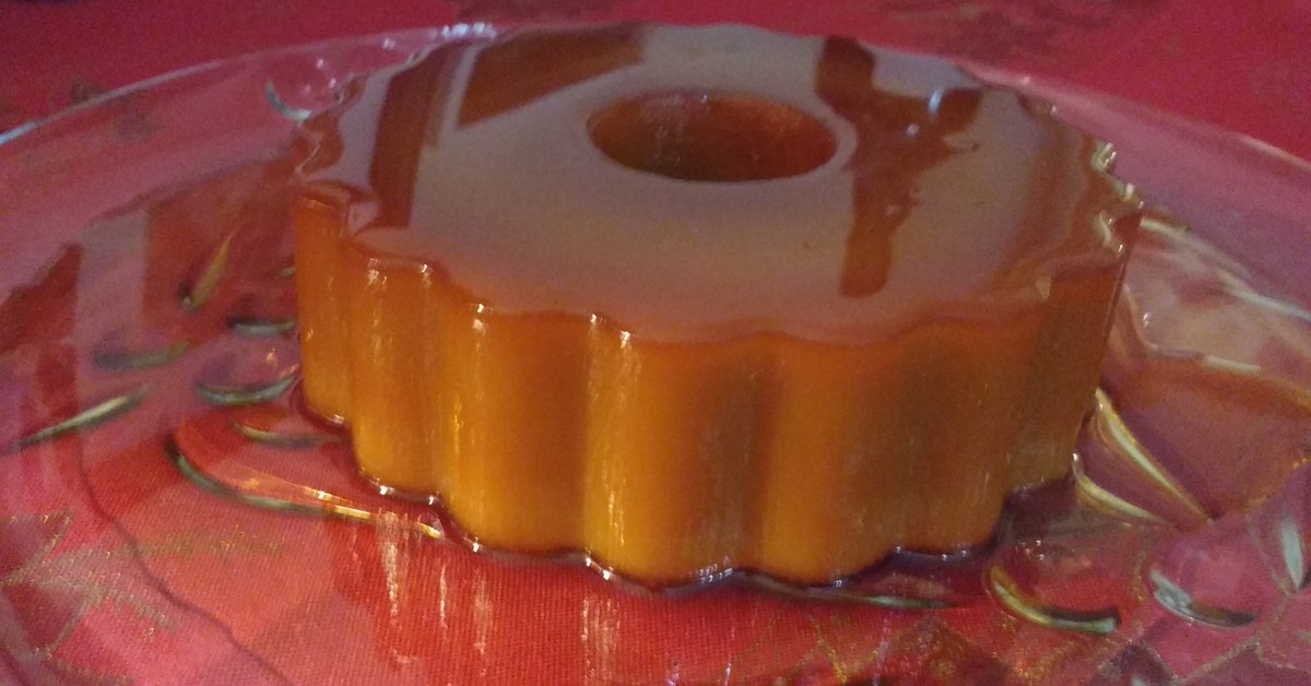 Pudim Abade de Priscos uit de vorm gestort, overgoten met amberkleurige karamel, volgens het oorspronkelijke recept