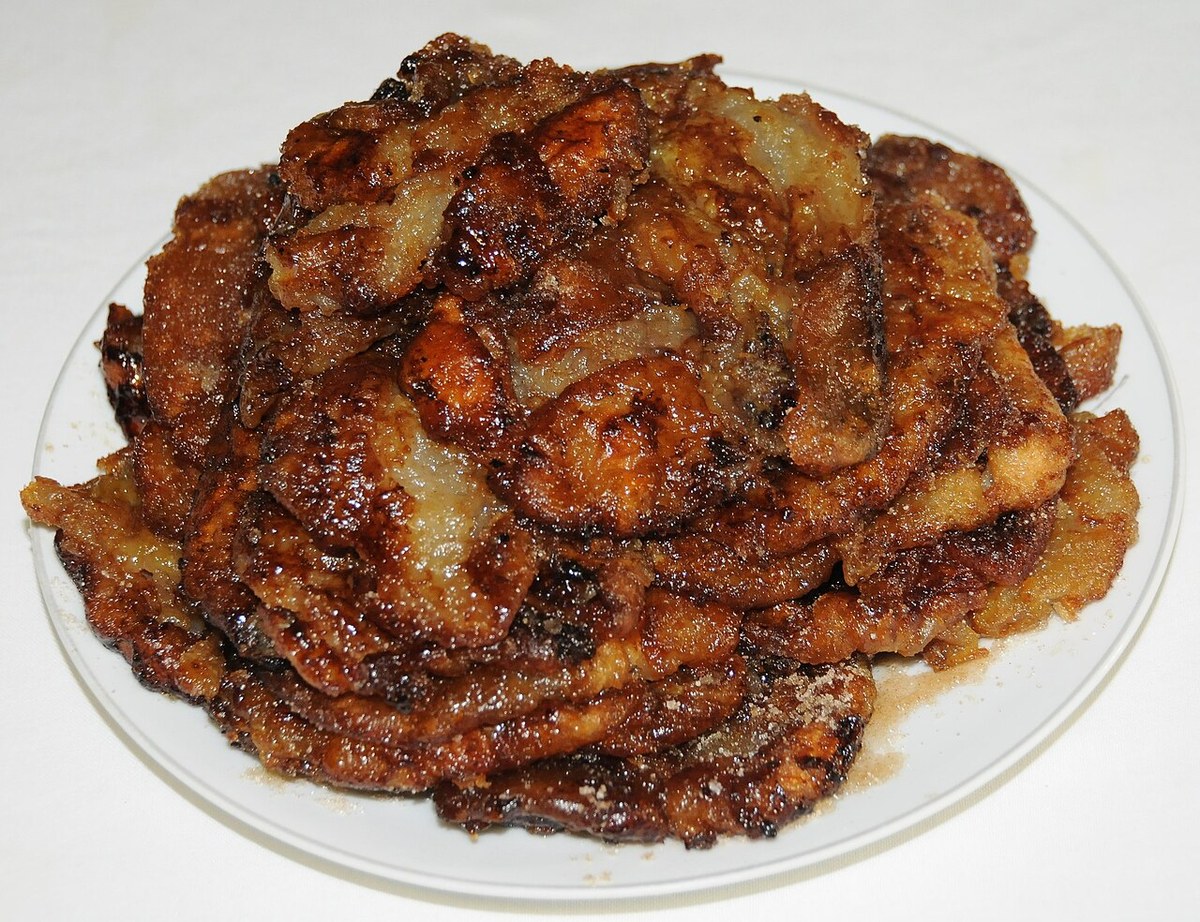 Plate of golden rabanadas dusted with cinnamon sugar, a Christmas dessert from Portugal