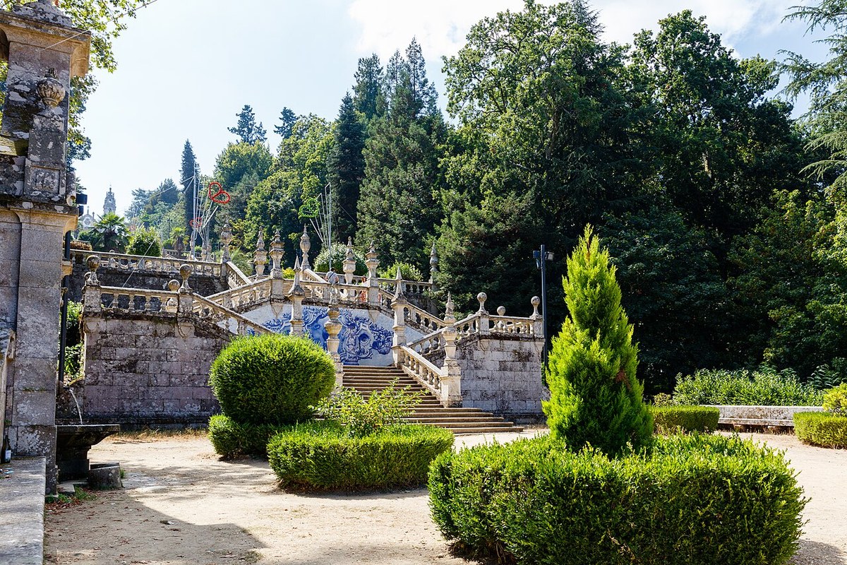 L'escadório baroque du sanctuaire de Nossa Senhora dos Remédios à Lamego, orné d'azulejos bleus