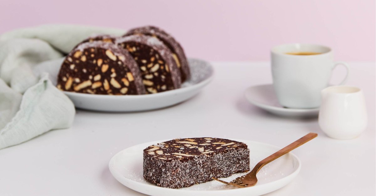 Salame de chocolate : le saucisson au chocolat portugais Tranches de salame de chocolate portugais, morceaux de biscuit visibles