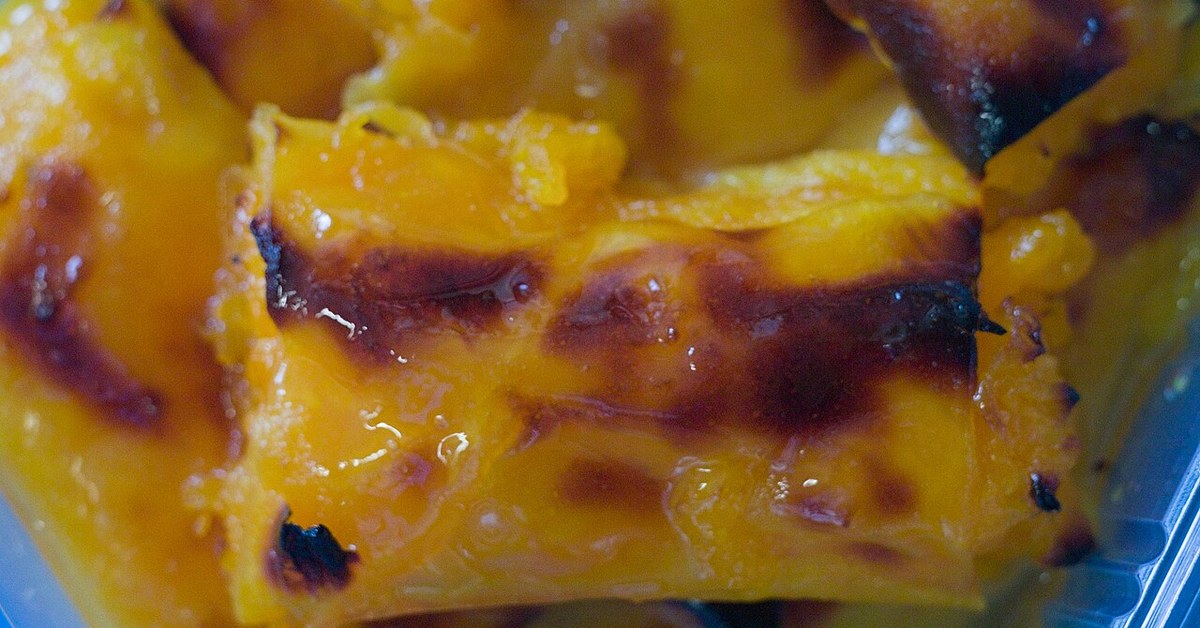 Nahaufnahme von Trouxas de Ovos, glänzend vom Sirup, gerollt und leicht karamellisiert