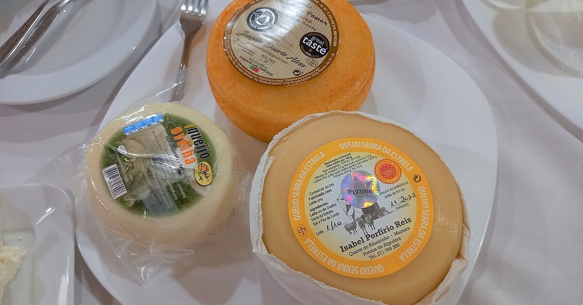 Trois fromages portugais sur une table : Serra da Estrela, fromage de brebis et fromage affiné de brebis et chèvre