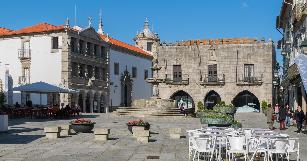 Het Praça da República in het historische centrum van Viana do Castelo, stad van de meias-luas